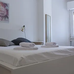 Flateli Roger 6 , Barcelona Spain